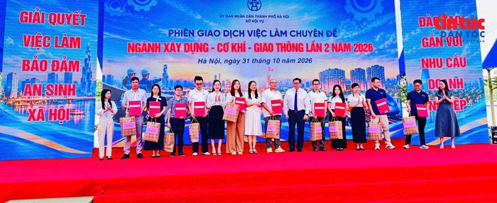 Trao hợp đồng cho lao động được ký tại phiên giao dịch việc làm.