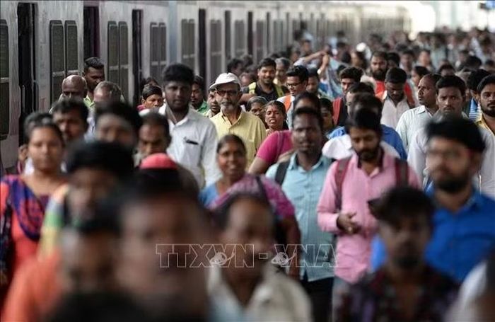 Cảnh đông đúc trong giờ cao điểm tại một nhà ga ở Chennai, Ấn Độ. Ảnh: AFP/TTXVN (Không cho phép bên thứ ba chia sẻ, sử dụng)