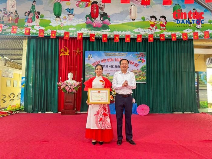 Chủ tịch UBND xã Thần Sa trao bằng khen của Chủ tịch tỉnh Thái Nguyên cho cô Chuyên.