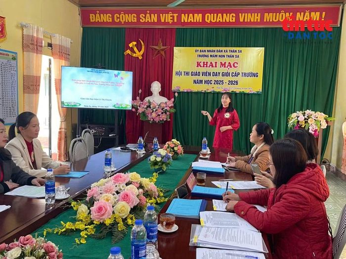 Cô Chuyên trình bày nghiên cứu và ứng dụng công nghệ thông tin vào thiết kế học liệu, hình ảnh, video phục vụ giảng dạy.
