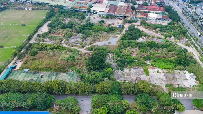 Theo ghi nhận của Người Đưa Tin, khu đất 4A2.4, Khu vận động viên cao cấp Mỹ Đình hiện nay đã được quây tôn rào chắn, bên trong cỏ mọc um tùm.