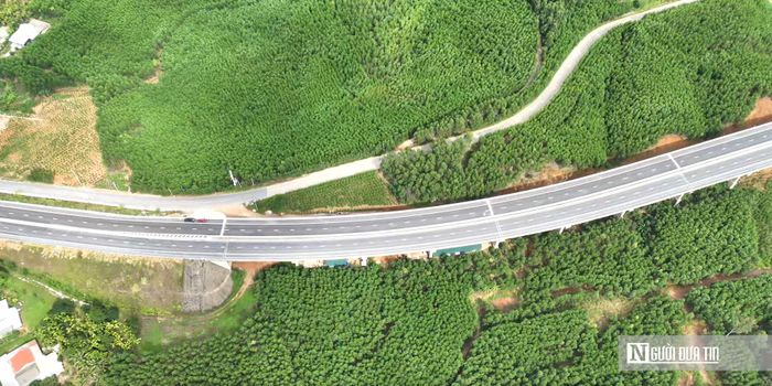 Đại diện Ban Quản lý dự án đường Hồ Chí Minh cho biết, hiện các đơn vị đang tiếp tục triển khai, hoàn thiện một số hạng mục còn lại như gia cố lề đường, lắp đặt tôn hộ lan sóng, lưới chống lóa và các công trình bảo đảm an toàn giao thông.