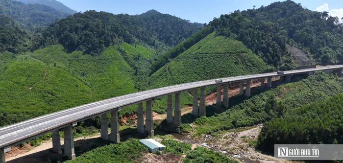 Bên cạnh đó, dự án còn có một số hạng mục phát sinh cần xử lý, trong đó có nút giao tại xã Khe Tre (Tp.Huế) và việc khắc phục các vị trí sạt trượt taluy do mưa lũ trong năm 2025 gây ra. Đáng chú ý, tại Km50+700, đơn vị thi công đang triển khai công trình cầu cạn nhằm xử lý vị trí sạt lở, bảo đảm ổn định công trình và an toàn khai thác lâu dài.