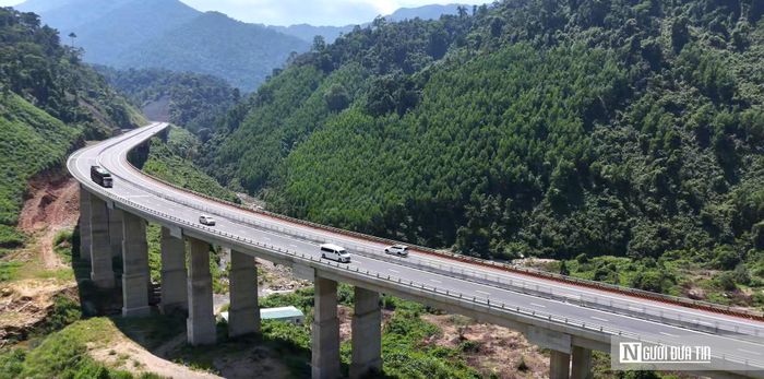 Đặc biệt, cao tốc La Sơn - Hòa Liên có nhiều đoạn uốn lượn qua địa hình đồi núi, trong đó có khu vực thuộc Vườn quốc gia Bạch Mã. Một bên tuyến đường là những vạt rừng xanh trải dài, bên còn lại là các khe suối, sườn núi nối tiếp nhau. Địa hình bị chia cắt, độ dốc lớn cùng nhiều đoạn cong liên tiếp khiến quá trình thi công, mở rộng tuyến đường gặp không ít khó khăn.
