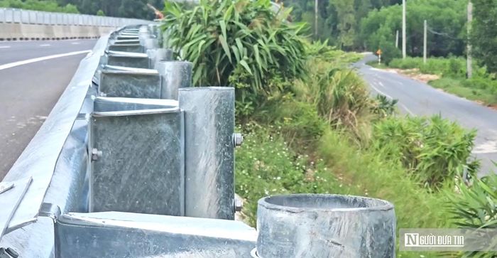 Dọc tuyến, hệ thống hạ tầng an toàn giao thông cũng từng bước được bổ sung, hoàn thiện. Dải phân cách giữa, tôn hộ lan sóng, lưới chống lóa và hệ thống biển báo hiệu đường bộ được lắp đặt tại nhiều vị trí. Các hạng mục này có vai trò phân tách dòng phương tiện, hạn chế nguy cơ va chạm đối đầu, đồng thời hỗ trợ người điều khiển phương tiện quan sát tốt hơn khi lưu thông qua những đoạn đường cong, khu vực có địa hình phức tạp.