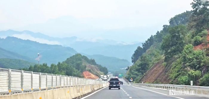 Các làn xe được tổ chức rõ ràng, vạch sơn kẻ đường được hoàn thiện, góp phần tạo nên diện mạo đồng bộ, hiện đại hơn so với quy mô khai thác trước đây.