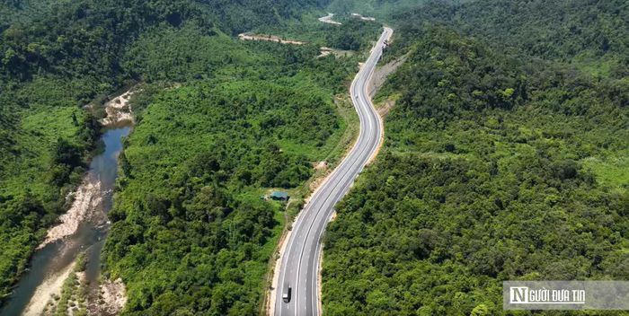 Trước yêu cầu thực tế, ngày 29/5/2025, Ban Quản lý dự án đường Hồ Chí Minh phối hợp với UBND Tp.Huế và Tp.Đà Nẵng tổ chức khởi công dự án mở rộng cao tốc La Sơn - Hòa Liên. Dự án có tổng mức đầu tư hơn 3.000 tỷ đồng, hướng đến hoàn thiện tuyến đường với quy mô 4 làn xe, nền đường rộng 22m.
