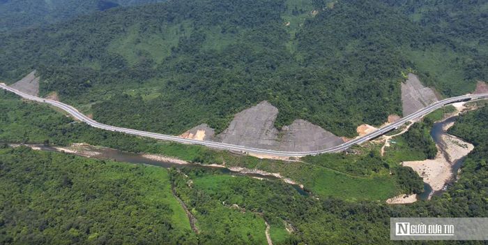 Cao tốc La Sơn - Hòa Liên có chiều dài khoảng 65km, điểm đầu kết nối với cao tốc Cam Lộ - La Sơn tại Tp.Huế, điểm cuối nối với cao tốc Hòa Liên - Túy Loan thuộc Tp.Đà Nẵng. Đây là tuyến giao thông quan trọng trên trục Bắc - Nam, góp phần rút ngắn thời gian di chuyển, tăng cường kết nối giữa hai địa phương và giảm áp lực cho QL1A.