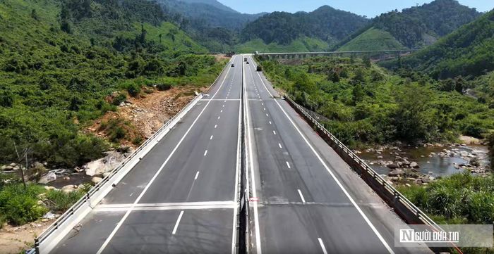 Tháng 4/2022, tuyến đường được đưa vào khai thác với quy mô 2 làn xe. Tuy nhiên, việc tổ chức giao thông trên tuyến cao tốc 2 làn, không có dải phân cách cứng giữa hai chiều xe chạy, tiềm ẩn những hạn chế về năng lực thông hành và an toàn giao thông, nhất là khi lưu lượng phương tiện ngày càng tăng.