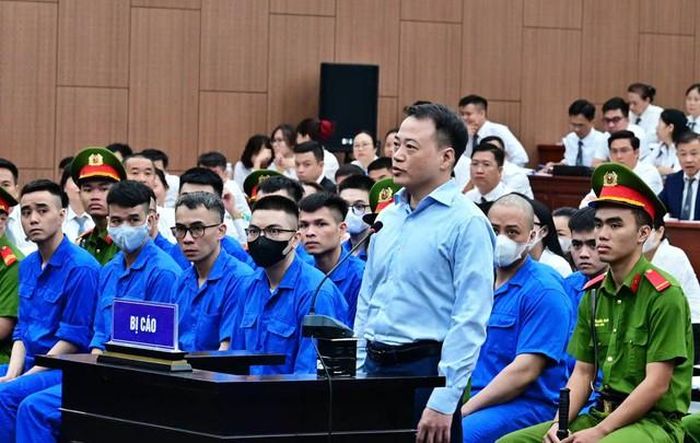 Shark Bình tại phần xét hỏi (Ảnh: Xuân Trung).