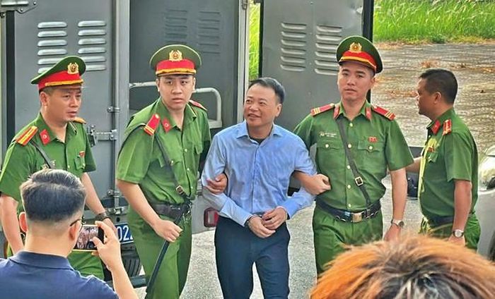 Bị cáo Nguyễn Hòa Bình (Shark Bình) khi được dẫn giải tới toà (Ảnh: Xuân Trung).