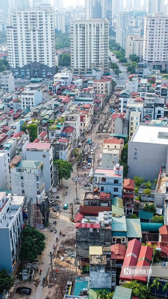 Ngõ 381 Nguyễn Khang (phường Cầu Giấy, Tp.Hà Nội) đoạn nối từ đường Nguyễn Khang đến đường Thành Thái dài khoảng 386m từ lâu đã trở thành điểm đen về ùn tắc giao thông cũng như xuống cấp với những ổ gà, ổ voi khiến việc đi lại gặp khó khăn.