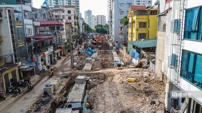 Trên công trường, công nhân cùng máy móc, thiết bị tập trung triển khai các hạng mục. Nhiều vị trí được đào mở để thi công hệ thống thoát nước.
