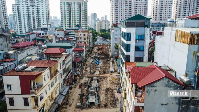 Quan sát từ trên cao, phạm vi thi công hiện rõ trên toàn tuyến.
