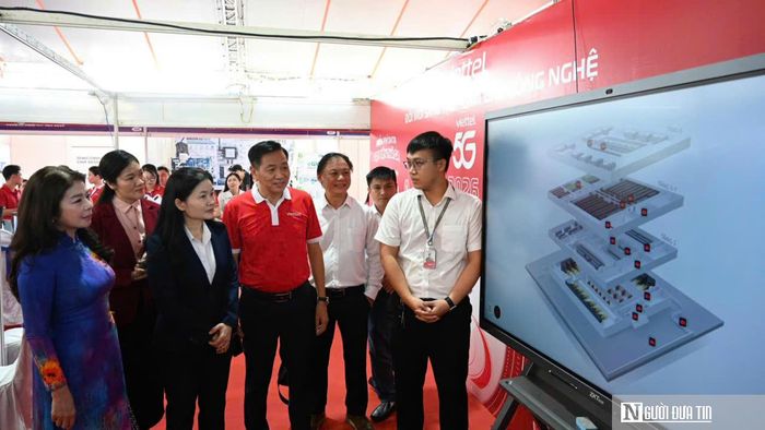 Bà Lê Thu Hà, Phó Chủ nhiệm Văn phòng Quốc hội và bà Tôn Ngọc Hạnh, Ủy viên Trung ương Đảng, Phó Bí thư Thường trực Thành ủy, Chủ tịch HĐND Tp.Đồng Nai tham quan, tìm hiểu các giải pháp công nghệ tại gian trưng bày của Viettel.