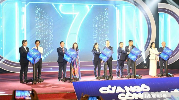 Các đại biểu thực hiện nghi thức bấm nút khai mạc Tuần lễ Khoa học, Công nghệ, Đổi mới sáng tạo và Chuyển đổi số – DigiFest Đồng Nai 2026.