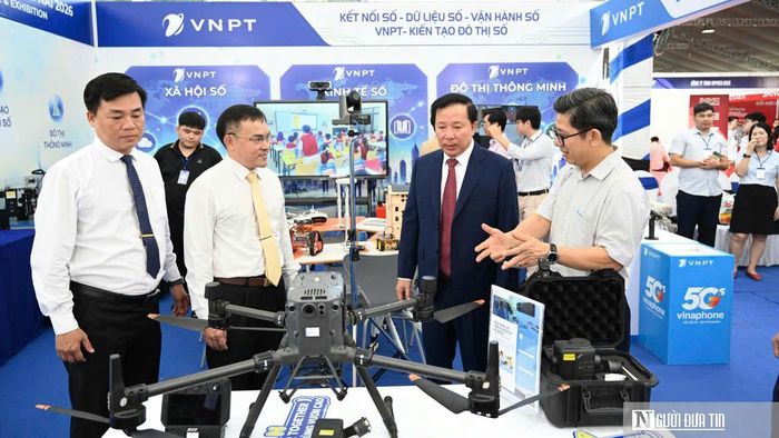 Ông Nguyễn Văn Út, Phó Bí thư Thành ủy, Chủ tịch UBND Tp.Đồng Nai tham quan không gian trưng bày, nghe đại diện VNPT giới thiệu các giải pháp công nghệ và chuyển đổi số.