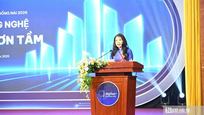 Bà Lê Thu Hà, Phó Chủ nhiệm Văn phòng Quốc hội phát biểu tại lễ khai mạc