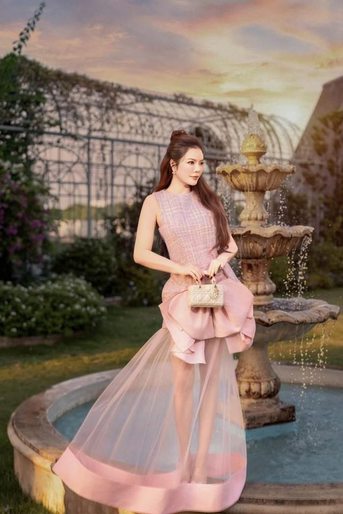 Lý Nhã Kỳ là một trong những sao nữ được fan mong chờ sớm ngày lên xe hoa.
