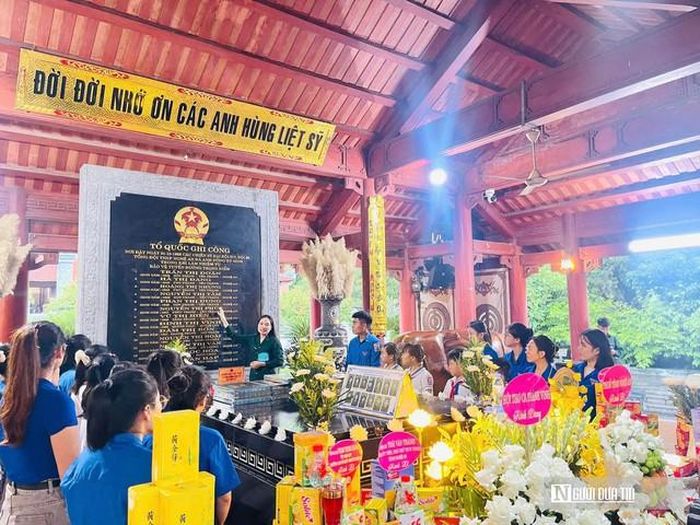 Thế hệ trẻ tưởng nhớ 13 chiến sỹ TNXP "Tiểu đội thép" tại ngôi mộ chung.