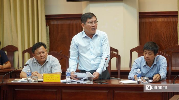 Ông Mai Xuân Diệp - Giám đốc Ban Quản lý dự án Đầu tư xây dựng khu vực Hàm Thuận Nam - phát biểu tại cuộc họp.