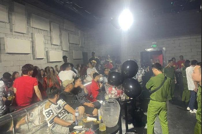 Hoạt động kinh doanh khí cười trái phép tại cơ sở Coca Club. Ảnh: Công an Tp.Quảng Ninh.