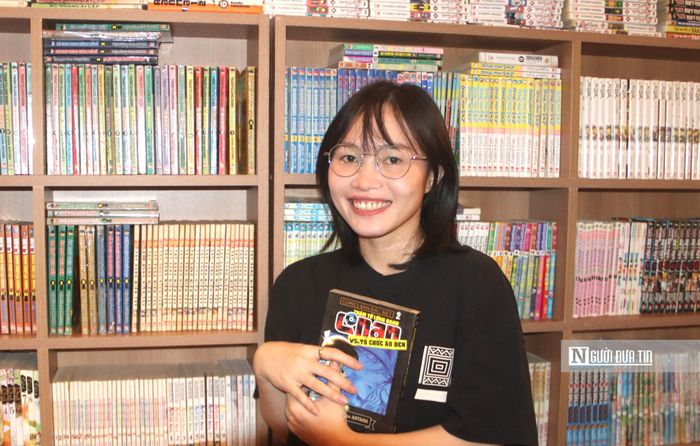 Nguyễn Thị An vui mừng khi tiệm truyện tranh của mình nhận được nhiều phản hồi tích cực từ độc giả (Ảnh: Quốc Tiệp).