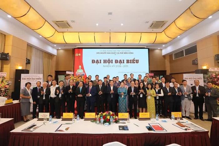 Các đại biểu chúc mừng ra mắt Ban Chấp hành Hội Người sản xuất cà phê bền vững tỉnh Lâm Đồng nhiệm kỳ 2026 - 2031.