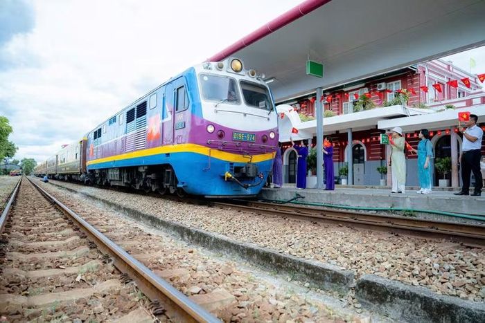 Đoàn tàu du lịch “Phong Nha – Cố đô Huế: Hành trình di sản thế giới”, một trong những sản phẩm du lịch gia tăng trải nghiệm cho du khách. Ảnh Hoàng Lê.