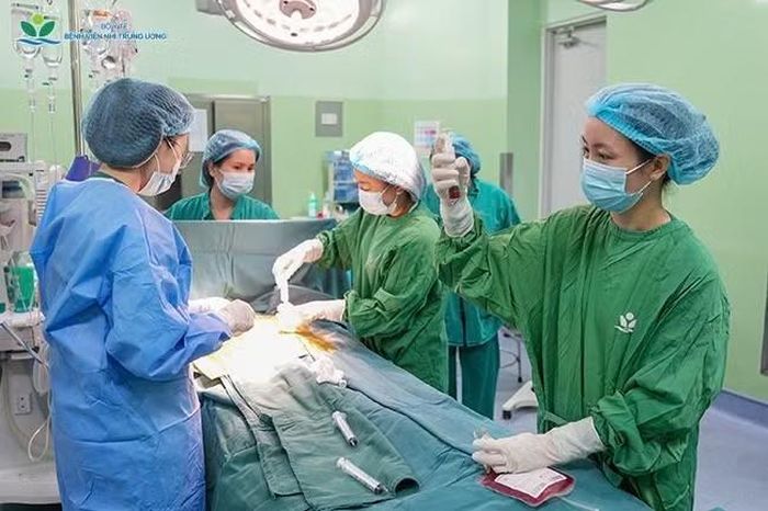 Trẻ được lấy tủy xương tại phòng mổ với điều kiện vô khuẩn nghiêm ngặt. Ảnh: Quang Thạch.