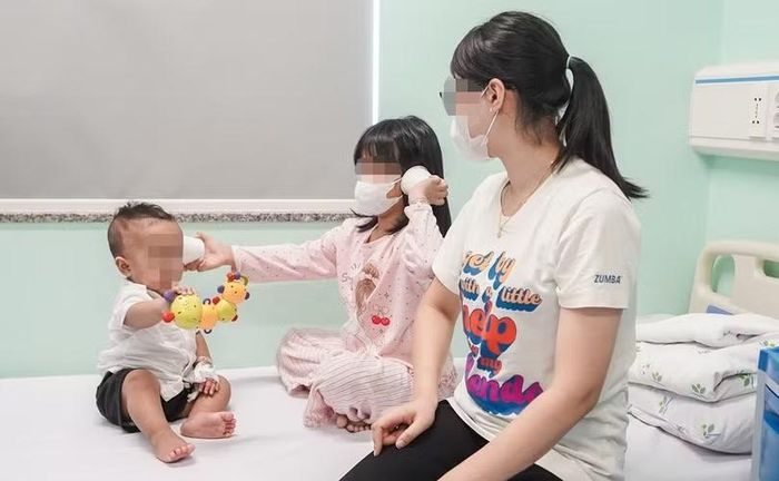 Niềm vui của người mẹ khi 2 con khoẻ mạnh. Ảnh: Quang Thạch.