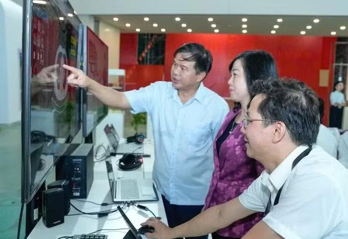 Ông Đào Xuân Cơ giới thiệu với Bộ trưởng Bộ Y tế Đào Hồng Lan về kết quả chuyển đổi số của Bệnh viện Bạch Mai. Ảnh: BVCC.