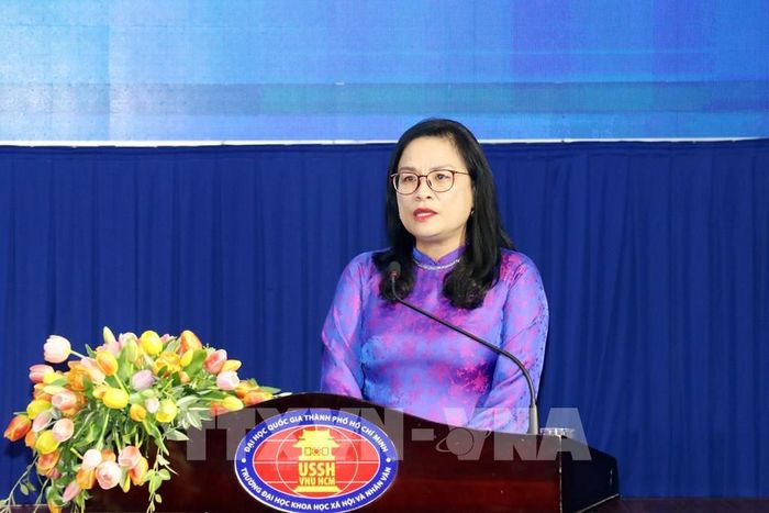 Giáo sư - Tiến sĩ Ngô Thị Phương Lan, Hiệu trưởng Trường Đại học Khoa học Xã hội và Nhân văn (Đại học Quốc gia Thành phố Hồ Chí Minh), báo cáo đề dẫn Hội thảo. Ảnh: Tiến Lực - TTXVN