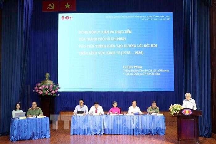 Tiến sĩ Lê Hữu Phước, nguyên Phó Hiệu trưởng Trường Đại học Khoa học Xã hội và Nhân văn (Đại học Quốc gia Thành phố Hồ Chí Minh), trình bày tham luận. Ảnh: Tiến Lực - TTXVN