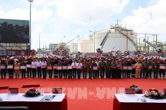 Tặng Bằng khen cho các cá nhân có thành tích xuất sắc trong quá trình luyện tập, tổng duyệt và thực tập phương án chữa cháy, cứu nạn, cứu hộ. Ảnh: Hồng Đạt - TTXVN 