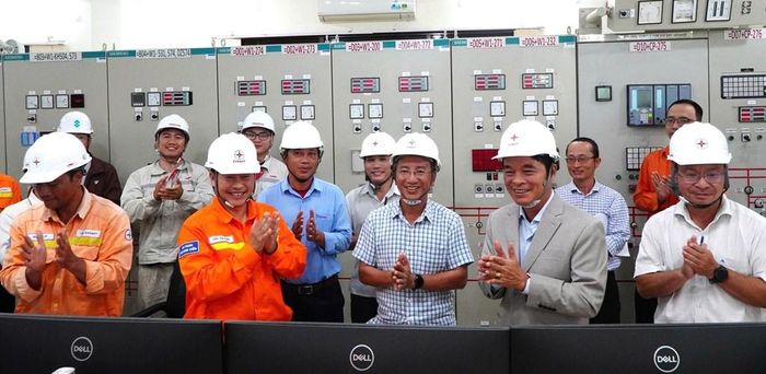 Các đơn vị liên quan chứng kiến thời khắc đóng điện thành công máy biến áp AT1. Ảnh: Thái Bình