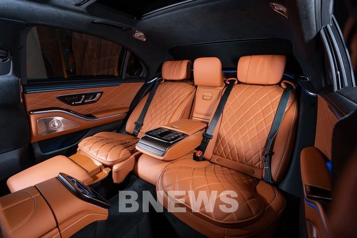 Mercedes-Maybach S-Class S 480 và S 580 được trang bị hai ghế thương gia độc lập, cụm điều khiển trung tâm trải dài, bàn gấp, khay để cốc hỗ trợ giữ ấm/làm mát, cổng USB-C và HDMI; ghế Multicontour, massage bắp chân... 