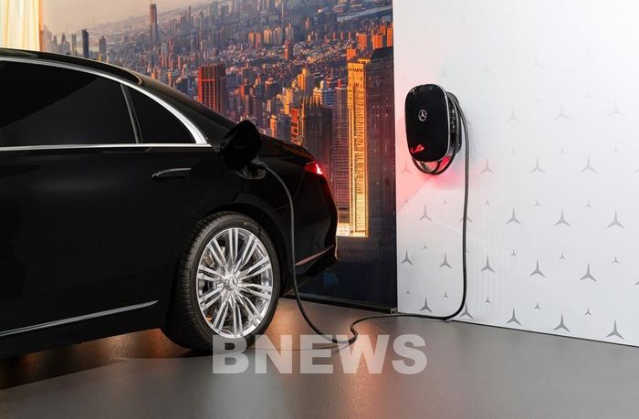 Mercedes-Maybach S 580 e hỗ trợ sạc AC công suất tối đa 11 kW, thời gian sạc từ 0-100% khoảng 2,25 giờ; sạc nhanh DC tối đa 60 kW, thời gian sạc từ 10-80% khoảng 20 phút