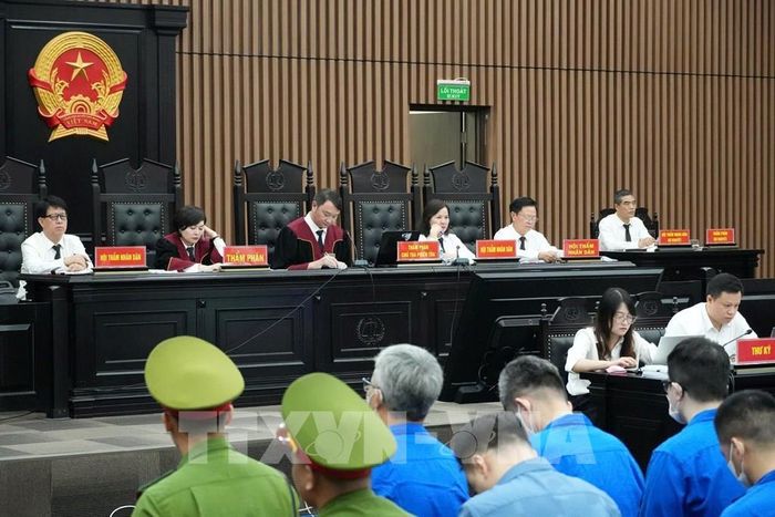Hội đồng xét xử điều hành phiên tòa. Ảnh: Kim Anh - TTXVN