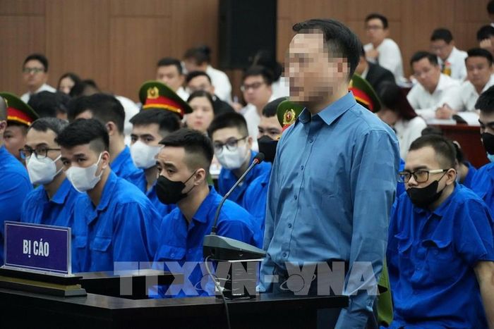 Bị cáo Nguyễn Hòa Bình (Shark Bình) khai báo tại phiên tòa. Ảnh: Kim Anh - TTXVN