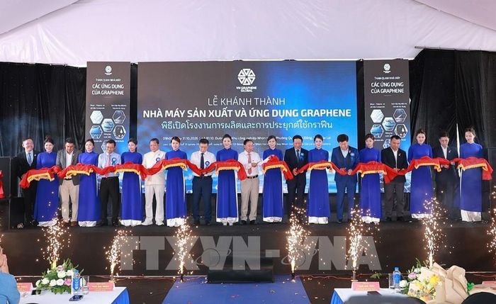Các đại biểu thực hiện nghi thức cắt băng khánh thành nhà máy sản xuất và ứng dụng Graphene. Ảnh: Sỹ Thắng - TTXVN