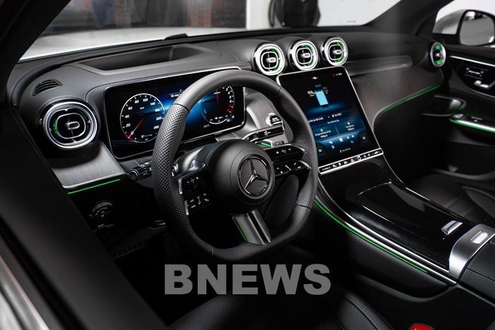 Mercedes-Benz GLC 350 e 4MATIC được trang bị bảng đồng hồ kỹ thuật số 12,3-inch, màn hình cảm ứng trung tâm 11,9-inch,Apple CarPlay™ và Android Auto™ không dây
