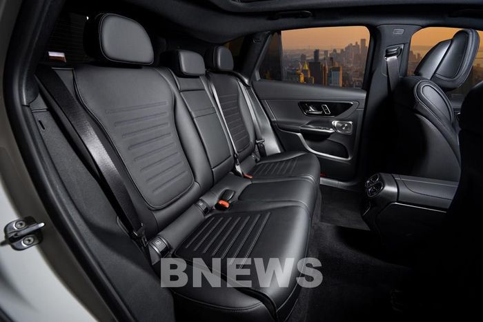 Nội thất tiện nghi trên Mercedes-Benz GLC 350 e 4MATIC với gói thiết kế thể thao AMG Line