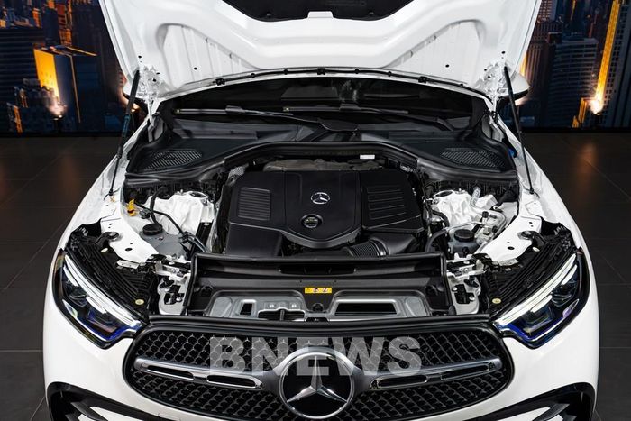 Sức mạnh của Mercedes-Benz GLC 350 e 4MATIC là khối động cơ xăng 2.0L kết hợp mô-tơ điện cho tổng công suất 230 kW (313 mã lực) và mô-men xoắn cực đại 550 Nm cùng hộp số tự động 9 cấp. Mức tiêu thụ nhiên liệu, kết hợp 1,5 l/100 km