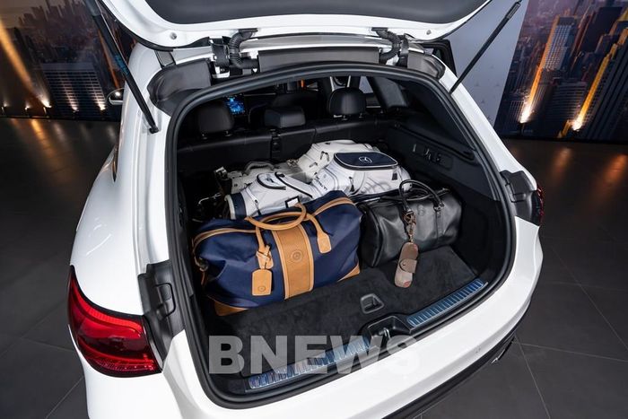 Cốp sau Mercedes-Benz GLC 350 e 4MATIC chứa nhiều vật dụng và đóng mở bằng điện
