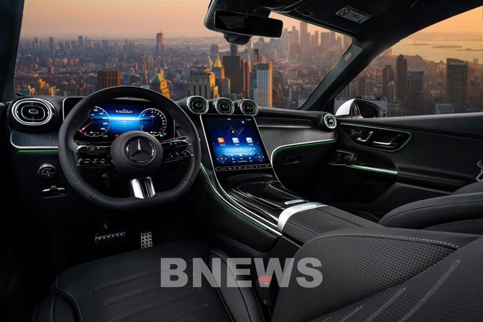 Mercedes-Benz GLC 350 e 4MATIC được trang bị vô-lăng 3 chấu bọc da Nappa; ghế trước chỉnh điện và nhớ 3 vị trí, cửa sổ trời toàn cảnh Panoramic và điều hòa tự động 4 vùng