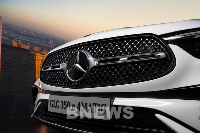 Mercedes-Benz GLC 350 e 4MATIC có gói thiết kế ngoại thất thể thao AMG Line; mâm hợp kim thể thao AMG 20-inch thiết kế nan 5 chấu; gương chiếu hậu điều chỉnh và gập điện