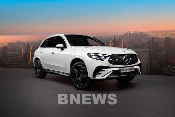 Mercedes-Benz GLC 350 e 4MATIC có kích thước tổng thể (D x R x C) lần lượt 4736 x 1.914 x 1.643 mm cùng chiều dài cơ sở 2.888 mm. Đi kèm đó là mâm hợp kim thể thao AMG 20-inch thiết kế nan 5 chấu