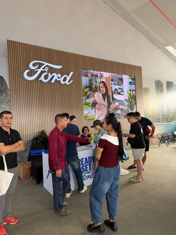 Không khí sôi động tại khu vực trưng bày và đăng ký lái thử xe của hai thương hiệu Toyota và Ford trong khuôn khổ giải đấu PVOIL VOC 2026.