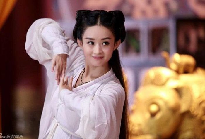 Hoa Thiên Cốt là cô gái mang số mệnh đặc biệt, từ nhỏ đã gặp nhiều biến cố. Sau khi gia nhập Trường Lưu, cô trở thành đệ tử của Bạch Tử Họa và dần dành tình cảm sâu sắc cho sư phụ. Tuy nhiên, tình yêu này đi ngược quy tắc môn phái, kéo cả hai vào những lựa chọn khó khăn. Khi Hoa Thiên Cốt bị cuốn vào cuộc tranh giành thần khí và âm mưu giữa các thế lực, cuộc đời cô liên tiếp trải qua tổn thương. Phim tạo dấu ấn với câu chuyện về tình yêu, hy sinh và số phận.